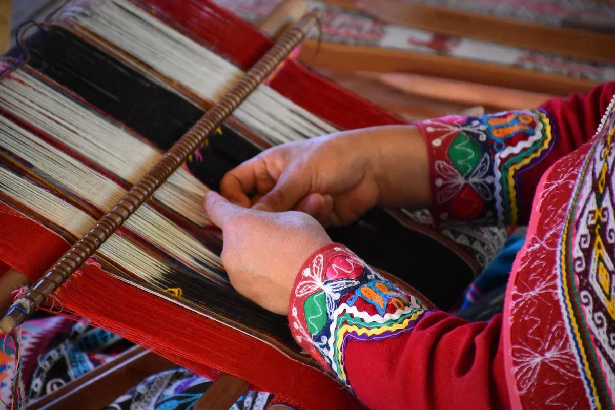 Handmade Scarves: Women Artisans and the Craft Renaissance